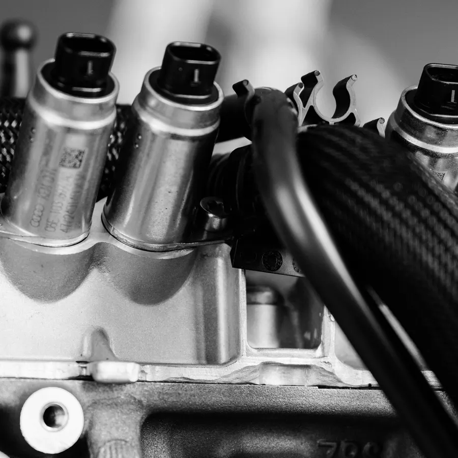 Detail čiernych konektorov na kovových komponentoch jazdeného motora